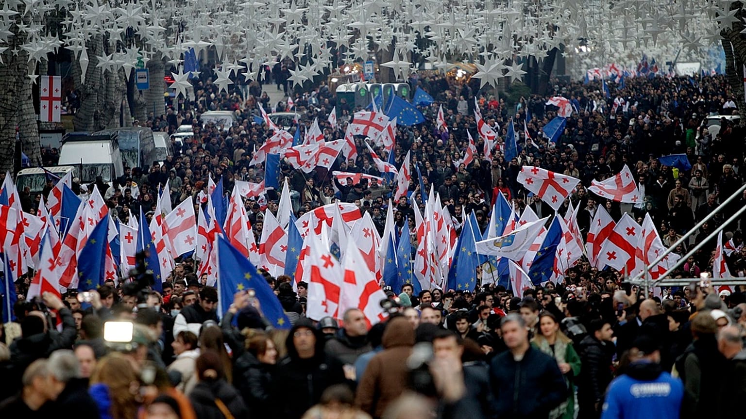 Georgier feiern mit EU- und Nationalflaggen den Status als EU-Beitrittskandidat auf der Rustaweli-Straße im Herzen der Hauptstadt Tiflis, 15. Dezember 2023