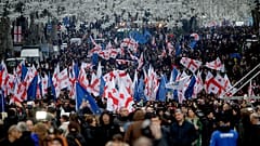 Georgier feiern mit EU- und Nationalflaggen den Status als EU-Beitrittskandidat auf der Rustaweli-Straße im Herzen der Hauptstadt Tiflis, 15. Dezember 2023