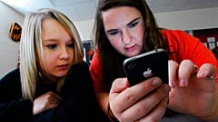 Amerikanische Schüler beim Spanischunterricht mit iPhone, Hartselle (Alabama) 13. März 2014