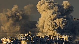 دخان متصاعد فوق قطاع غزة بعد قصف إسرائيلي