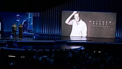 Homenaje póstumo a Matthew Perry.