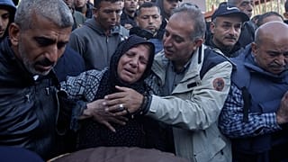 عائلة مصور الجزيرة سامر أبو دقة في أثناء جنازته