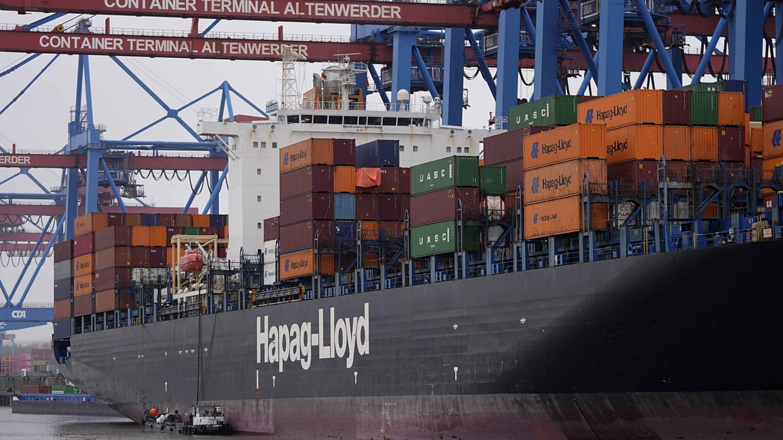 A Hapag-Lloyd egyik konténerhajója a hamburgi kikötőben