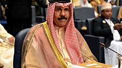 O xeque Ahmad al-Nawaf al-Sabah assiste a uma sessão parlamentar na Assembleia Nacional, na cidade do Kuwait, em novembro
