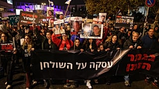 İsrailli rehine aileleri ve destekçileri, ellerinde rehin tutulanların fotoğraflarıyla Tel Aviv'deki İsrail Savunma Bakanlığı önüne yürüdü. 