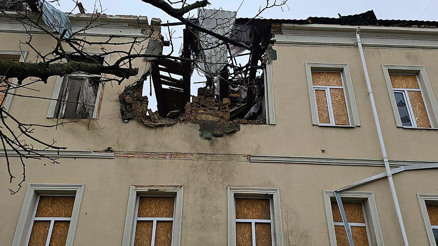 Un bâtiment scolaire endommagé par les bombardements russes dans la région de Kherson, en Ukraine, mardi 12 décembre 2023.
