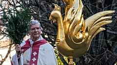 El religioso bendice el nuevo gallo de Notre Dame