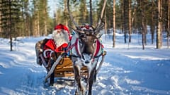 Papa Noel pasea junto a Rudolph