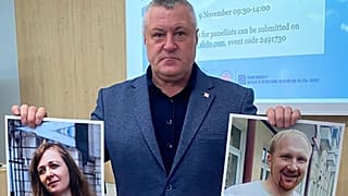Активистка из Беларуси Леанид Судаленко держит портреты заключенных журналистов Ларисы Щираковой и Евгения Меркиса