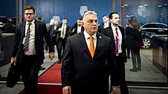 Orbán Viktor magyar miniszterelnök (középen) az Európai Unió kétnapos tanácskozására érkezik Brüsszelben a második napon, 2023. december 15-én. 
