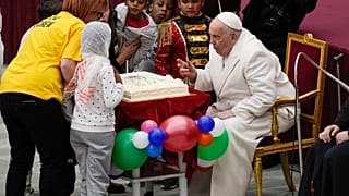 Ferenc pápa elfújja a gyertyát a születésnapi tortáján a Vatikánban 2023. december 17-én