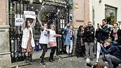 Vendedores de lotería del "Gato Negro" celebran tras vender un billete ganador del primer premio de la lotería de Navidad de España "El Gordo" en 2022
