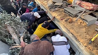 فلسطينيون يحاولون انتشار الجثث من تحت الأنقاض