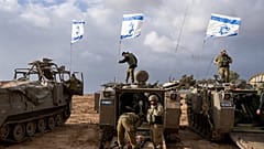Soldados israelíes en tanques del Ejército