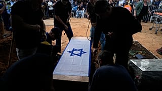 A 26 éves Alon Shamriz temetése a dél-izraeli Shefayim kibucban 2023. december 17-én. Ő volt az egyik túsz, akit az izraeli katonák tévedésből agyonlőttek Gázavárosban.