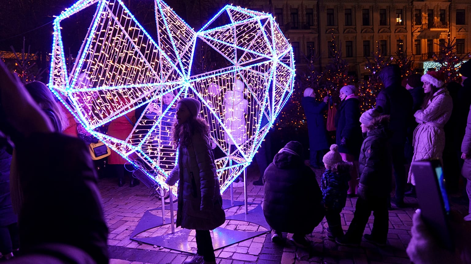 Karácsonyi díszítés a kijevi Szent Szófia téren 2023. decemberében
