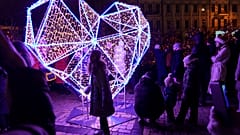Karácsonyi díszítés a kijevi Szent Szófia téren 2023. decemberében