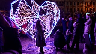 Karácsonyi díszítés a kijevi Szent Szófia téren 2023. decemberében