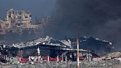 Sűrű füst száll fel, miután Izrael légicsapást mért a Gázai övezetre 2023. december 16-án.