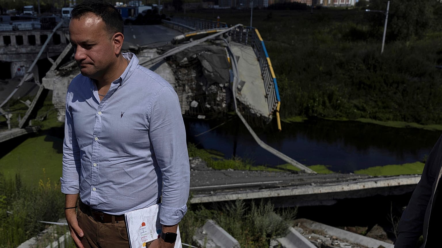 El primer ministro de Irlanda, Leo Varadkar, visita un puente muy dañado en Irpin, en las afueras de Kiev, Ucrania, el miércoles 19 de julio de 2023.