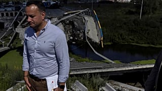 El primer ministro de Irlanda, Leo Varadkar, visita un puente muy dañado en Irpin, en las afueras de Kiev, Ucrania, el miércoles 19 de julio de 2023.