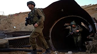 Izraeli katonák jönnek ki a Hamász egyik alagútjából