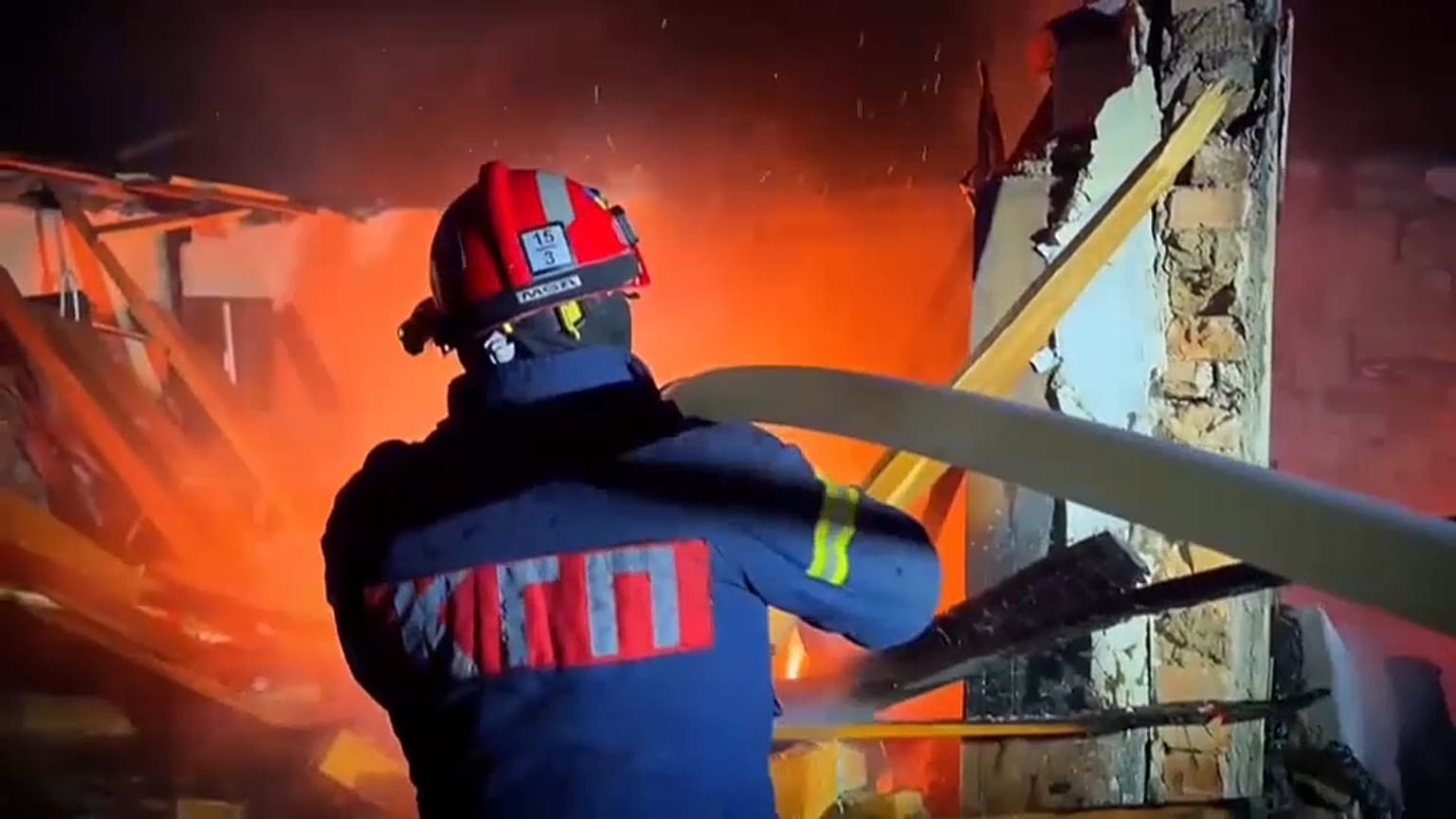 Un pompier éteint un incendie provoqué par un drone russe à Odessa, en Ukraine