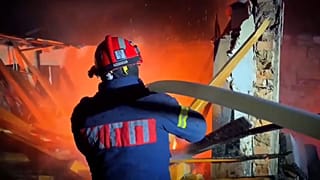 Un pompier éteint un incendie provoqué par un drone russe à Odessa, en Ukraine