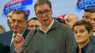 Президент Сербии Александр Вучич в штаб-квартире своей партии в Белграде