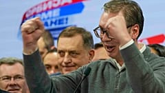 Aleksandar Vucic és párttársai ünnepelnek