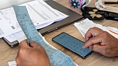 Ένα άτομο που μετράει τα έξοδά του.