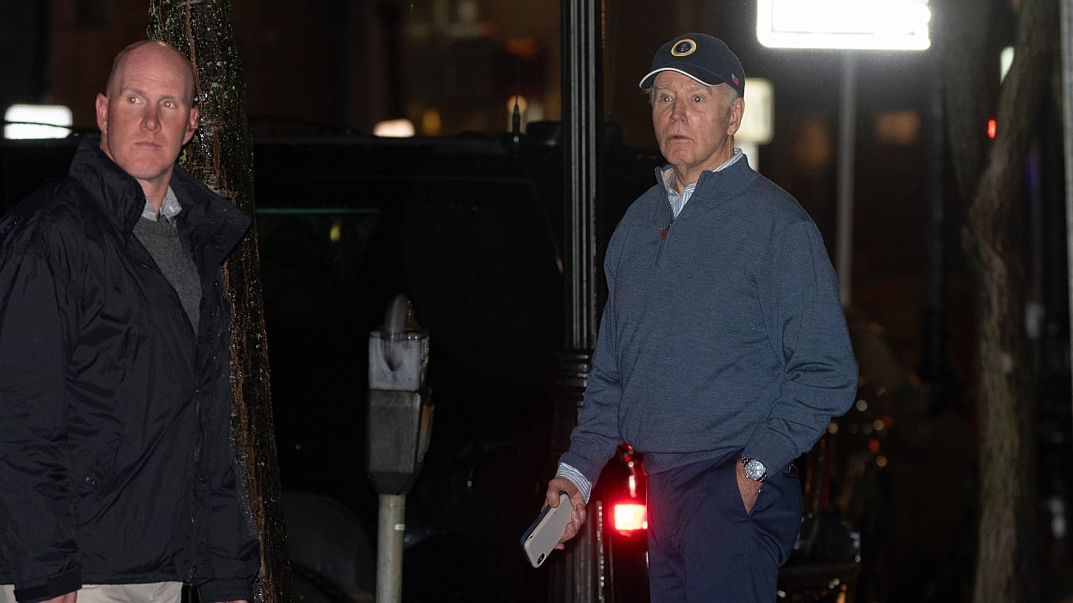 ABD Başkanı Joe Biden kazanın olduğu yere bakarken