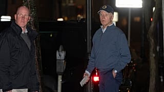ABD Başkanı Joe Biden kazanın olduğu yere bakarken