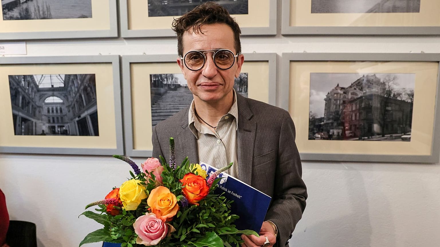 Rus asıllı Amerikalı yazar Masha Gessen, Hannah Arendt Ödülü'nü aldıktan sonra bir fotoğraf için poz veriyor. 