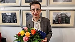 Rus asıllı Amerikalı yazar Masha Gessen, Hannah Arendt Ödülü'nü aldıktan sonra bir fotoğraf için poz veriyor. 