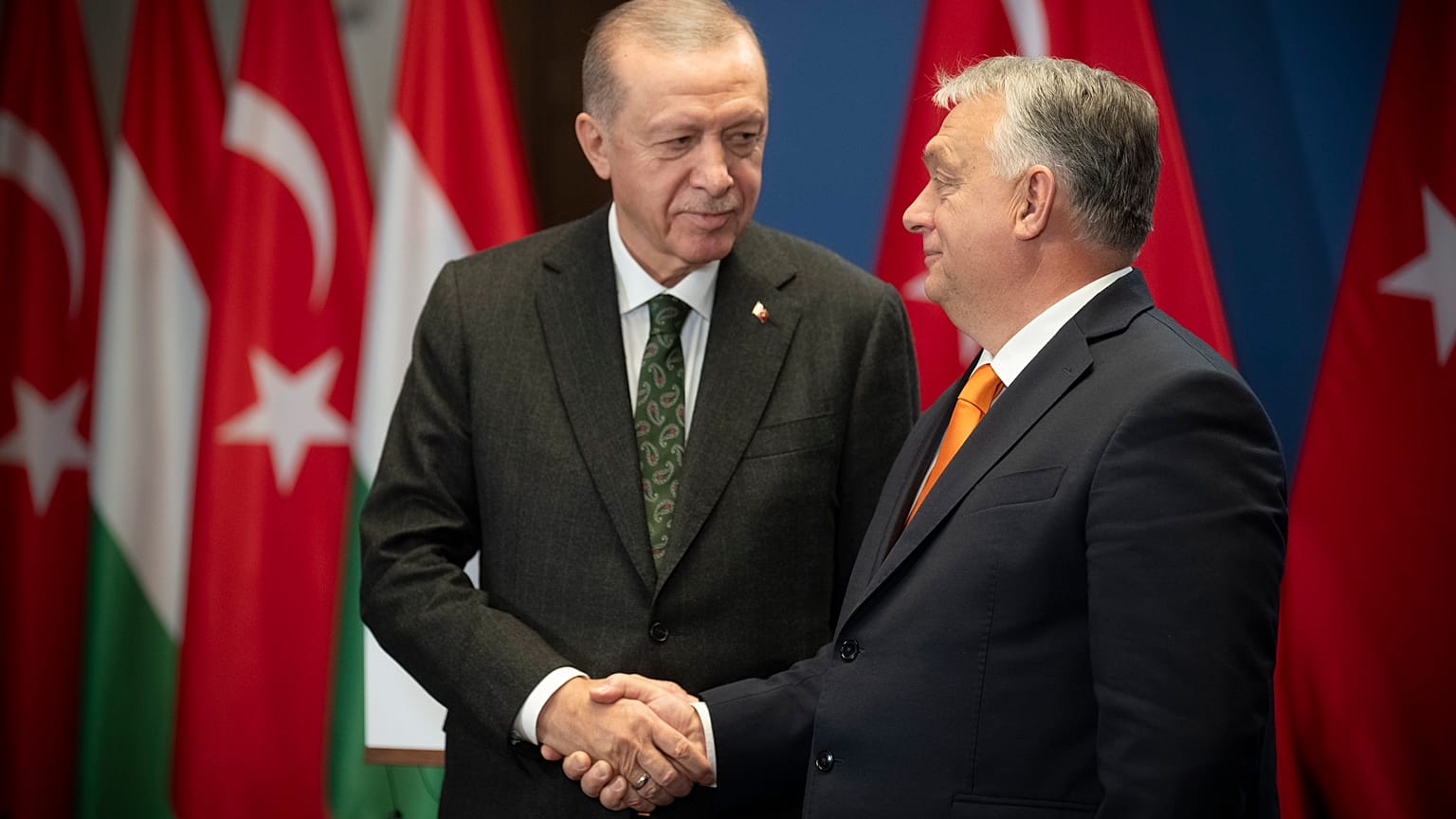 Erdogan és Orbán kézfogása 2023. december 18-án Budapesten