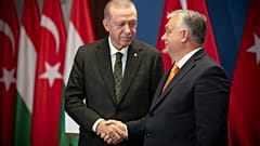 Erdogan és Orbán kézfogása 2023. december 18-án Budapesten