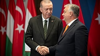 Erdogan és Orbán kézfogása 2023. december 18-án Budapesten