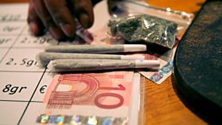 Se venden porros de marihuana preenrollados y una bolsa de marihuana en la cafetería Heaven 69, Maastricht, Países Bajos, el viernes 2 de diciembre de 2005.