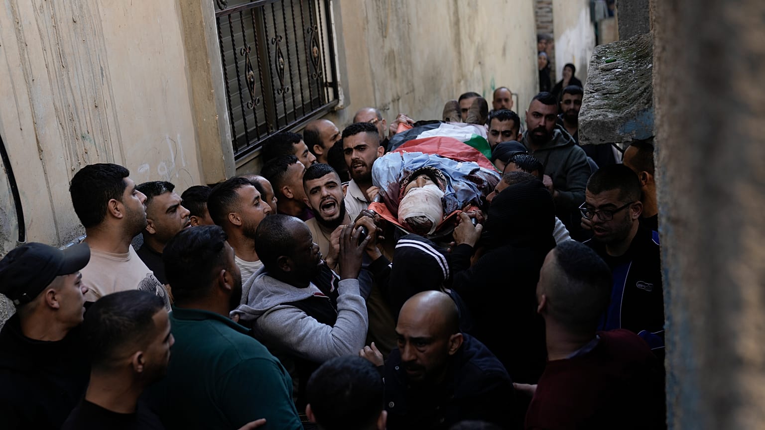 الأصدقاء والأقارب يحضرون جنازة الفلسطينيين الذين قتلوا خلال الغارة العسكرية الإسرائيلية على مخيم الفارعة للاجئين