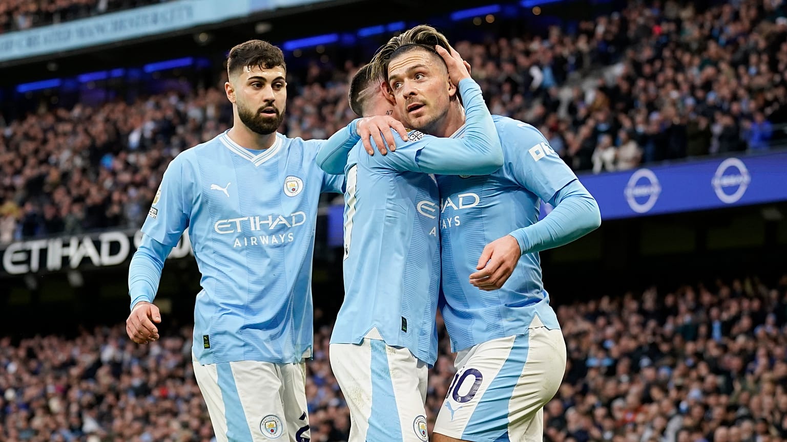  لاعب مانشستر سيتي جاك غريليش، يحتفل مع فيل فودين بعد تسجيل الهدف الأول لفريقه خلال مباراة كرة القدم في الدوري الإنجليزي الممتاز بين مانشستر سيتي وكريستال بالاس 