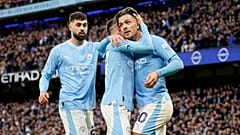  لاعب مانشستر سيتي جاك غريليش، يحتفل مع فيل فودين بعد تسجيل الهدف الأول لفريقه خلال مباراة كرة القدم في الدوري الإنجليزي الممتاز بين مانشستر سيتي وكريستال بالاس 