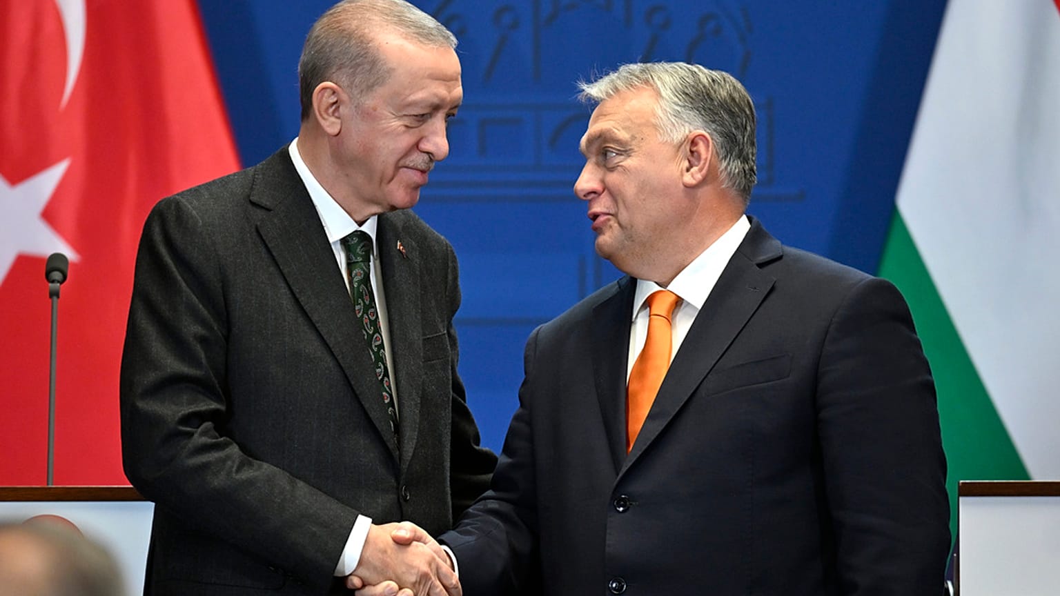 Der türkische Präsident Recep Tayyip Erdogan und der ungarische Ministerpräsident Viktor Orban geben sich nach einer gemeinsamen Erklärung in Budapest, Ungarn, die Hand.