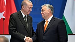 Der türkische Präsident Recep Tayyip Erdogan und der ungarische Ministerpräsident Viktor Orban geben sich nach einer gemeinsamen Erklärung in Budapest, Ungarn, die Hand.