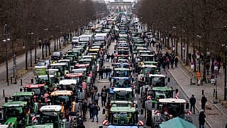 Traktorkolonnen vor dem Brandenburger Tor