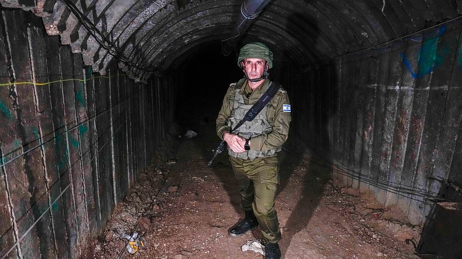 Der israelische Militärsprecher in einem Tunnel, das von militanten Hamas-Kämpfern für den Angriff auf den Grenzübergang Erez im nördlichen Gazastreifen benutzt wurde.