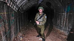 Der israelische Militärsprecher in einem Tunnel, das von militanten Hamas-Kämpfern für den Angriff auf den Grenzübergang Erez im nördlichen Gazastreifen benutzt wurde.