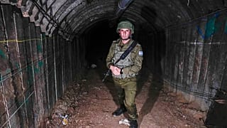 Der israelische Militärsprecher in einem Tunnel, das von militanten Hamas-Kämpfern für den Angriff auf den Grenzübergang Erez im nördlichen Gazastreifen benutzt wurde.