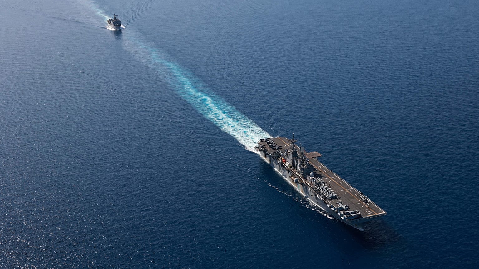 In questa fotografia rilasciata dalla Marina statunitense, la USS Bataan e la nave da sbarco USS Carter Hall viaggiano nel Mar Rosso, il 10 agosto 2023.