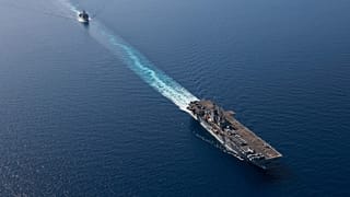 In questa fotografia rilasciata dalla Marina statunitense, la USS Bataan e la nave da sbarco USS Carter Hall viaggiano nel Mar Rosso, il 10 agosto 2023.